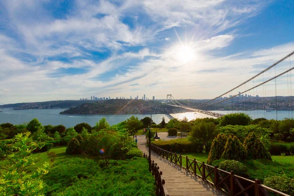 İstanbul 'daki Otagtepe Parkı' ndan Fatih Sultan Mehmet Köprüsü manzarası