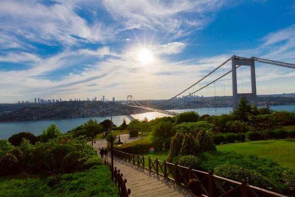 İstanbul 'daki Otagtepe Parkı' ndan Fatih Sultan Mehmet Köprüsü manzarası