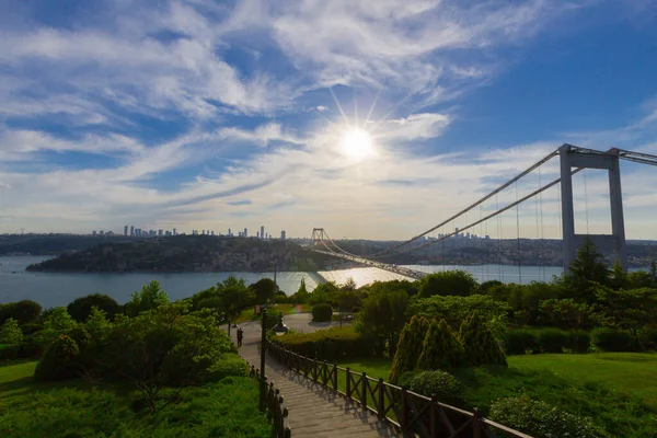 İstanbul 'daki Otagtepe Parkı' ndan Fatih Sultan Mehmet Köprüsü manzarası
