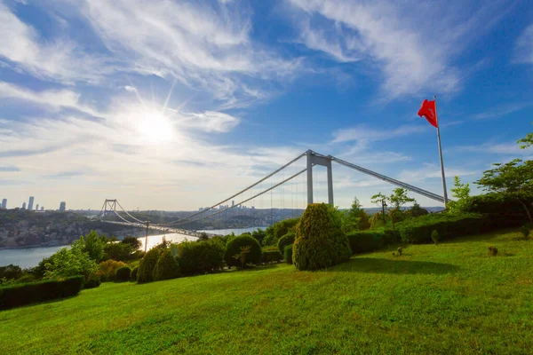 İstanbul 'daki Otagtepe Parkı' ndan Fatih Sultan Mehmet Köprüsü manzarası