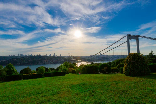 İstanbul 'daki Otagtepe Parkı' ndan Fatih Sultan Mehmet Köprüsü manzarası