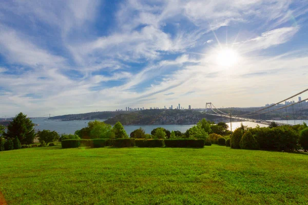 İstanbul 'daki Otagtepe Parkı' ndan Fatih Sultan Mehmet Köprüsü manzarası