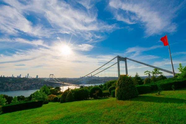 İstanbul 'daki Otagtepe Parkı' ndan Fatih Sultan Mehmet Köprüsü manzarası