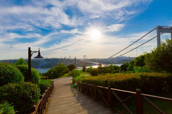 İstanbul 'daki Otagtepe Parkı' ndan Fatih Sultan Mehmet Köprüsü manzarası