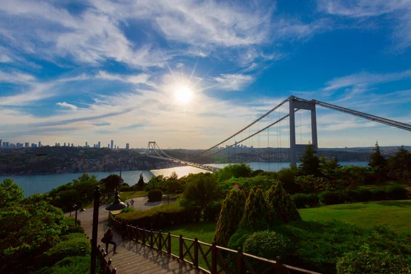 İstanbul 'daki Otagtepe Parkı' ndan Fatih Sultan Mehmet Köprüsü manzarası