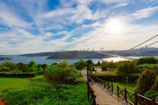İstanbul 'daki Otagtepe Parkı' ndan Fatih Sultan Mehmet Köprüsü manzarası
