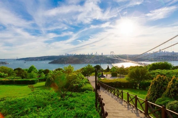 İstanbul 'daki Otagtepe Parkı' ndan Fatih Sultan Mehmet Köprüsü manzarası