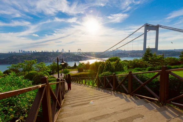 イスタンブールのオタゲテ公園からのファティ スルタン メフメット橋の眺め — ストック写真