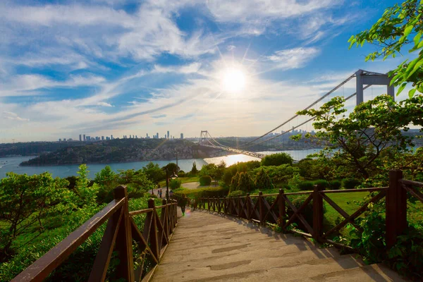 İstanbul 'daki Otagtepe Parkı' ndan Fatih Sultan Mehmet Köprüsü manzarası