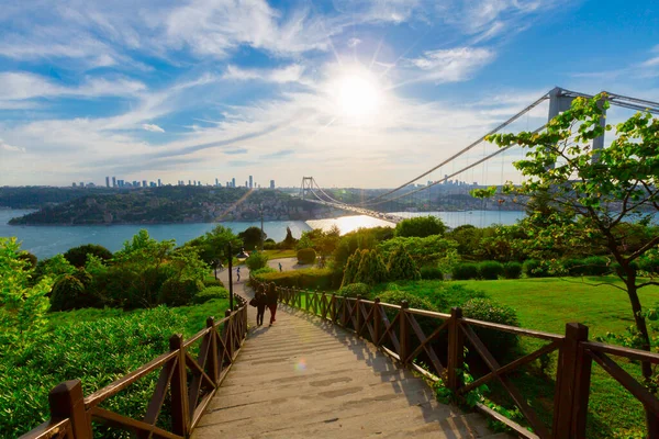 İstanbul 'daki Otagtepe Parkı' ndan Fatih Sultan Mehmet Köprüsü manzarası