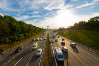 15 Temmuz Şehitler Köprüsü (Türkçe: 15 Temmuz Sehitler Koprusu) İstanbul 'daki İstanbul Boğazı, Türkiye' nin panoramik manzaralı. İstanbul 'da trafik