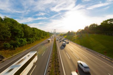 15 Temmuz Şehitler Köprüsü (Türkçe: 15 Temmuz Sehitler Koprusu) İstanbul 'daki İstanbul Boğazı, Türkiye' nin panoramik manzaralı. İstanbul 'da trafik