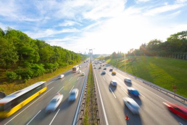 15 Temmuz Şehitler Köprüsü (Türkçe: 15 Temmuz Sehitler Koprusu) İstanbul 'daki İstanbul Boğazı, Türkiye' nin panoramik manzaralı. İstanbul 'da trafik