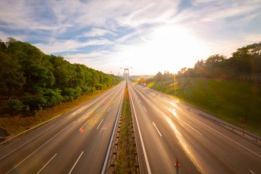 15 Temmuz Şehitler Köprüsü (Türkçe: 15 Temmuz Sehitler Koprusu) İstanbul 'daki İstanbul Boğazı, Türkiye' nin panoramik manzaralı. İstanbul 'da trafik