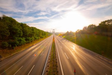 15 Temmuz Şehitler Köprüsü (Türkçe: 15 Temmuz Sehitler Koprusu) İstanbul 'daki İstanbul Boğazı, Türkiye' nin panoramik manzaralı. İstanbul 'da trafik
