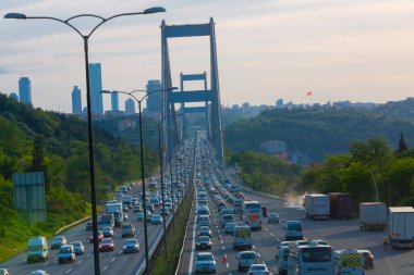 15 Temmuz Şehitler Köprüsü (Türkçe: 15 Temmuz Sehitler Koprusu) İstanbul 'daki İstanbul Boğazı, Türkiye' nin panoramik manzaralı. İstanbul 'da trafik