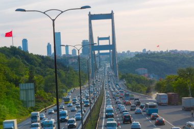 15 Temmuz Şehitler Köprüsü (Türkçe: 15 Temmuz Sehitler Koprusu) İstanbul 'daki İstanbul Boğazı, Türkiye' nin panoramik manzaralı. İstanbul 'da trafik