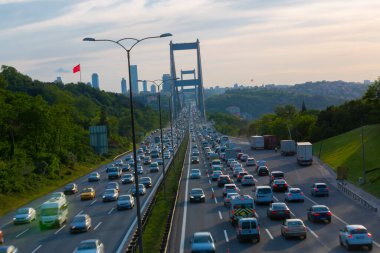 15 Temmuz Şehitler Köprüsü (Türkçe: 15 Temmuz Sehitler Koprusu) İstanbul 'daki İstanbul Boğazı, Türkiye' nin panoramik manzaralı. İstanbul 'da trafik