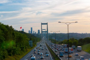 15 Temmuz Şehitler Köprüsü (Türkçe: 15 Temmuz Sehitler Koprusu) İstanbul 'daki İstanbul Boğazı, Türkiye' nin panoramik manzaralı. İstanbul 'da trafik