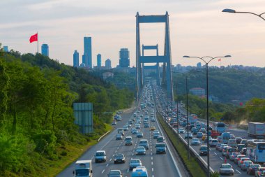 15 Temmuz Şehitler Köprüsü (Türkçe: 15 Temmuz Sehitler Koprusu) İstanbul 'daki İstanbul Boğazı, Türkiye' nin panoramik manzaralı. İstanbul 'da trafik