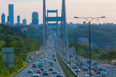 15 Temmuz Şehitler Köprüsü (Türkçe: 15 Temmuz Sehitler Koprusu) İstanbul 'daki İstanbul Boğazı, Türkiye' nin panoramik manzaralı. İstanbul 'da trafik