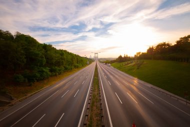 15 Temmuz Şehitler Köprüsü (Türkçe: 15 Temmuz Sehitler Koprusu) İstanbul 'daki İstanbul Boğazı, Türkiye' nin panoramik manzaralı. İstanbul 'da trafik