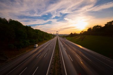 15 Temmuz Şehitler Köprüsü (Türkçe: 15 Temmuz Sehitler Koprusu) İstanbul 'daki İstanbul Boğazı, Türkiye' nin panoramik manzaralı. İstanbul 'da trafik