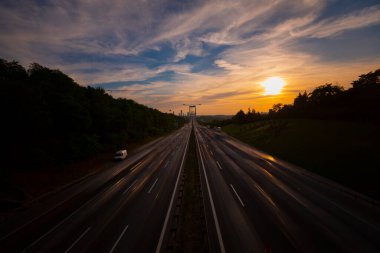 15 Temmuz Şehitler Köprüsü (Türkçe: 15 Temmuz Sehitler Koprusu) İstanbul 'daki İstanbul Boğazı, Türkiye' nin panoramik manzaralı. İstanbul 'da trafik