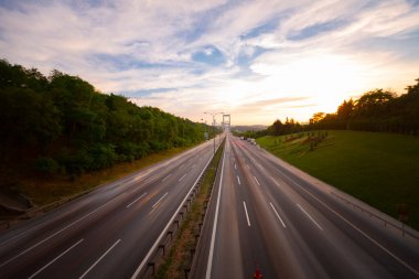 15 Temmuz Şehitler Köprüsü (Türkçe: 15 Temmuz Sehitler Koprusu) İstanbul 'daki İstanbul Boğazı, Türkiye' nin panoramik manzaralı. İstanbul 'da trafik