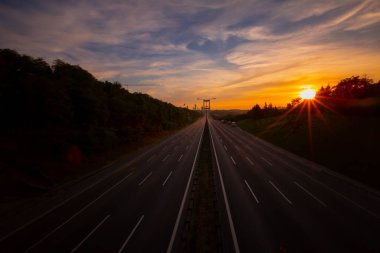 15 Temmuz Şehitler Köprüsü (Türkçe: 15 Temmuz Sehitler Koprusu) İstanbul 'daki İstanbul Boğazı, Türkiye' nin panoramik manzaralı. İstanbul 'da trafik