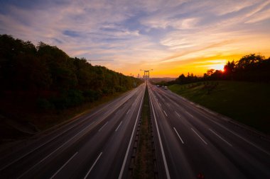 15 Temmuz Şehitler Köprüsü (Türkçe: 15 Temmuz Sehitler Koprusu) İstanbul 'daki İstanbul Boğazı, Türkiye' nin panoramik manzaralı. İstanbul 'da trafik
