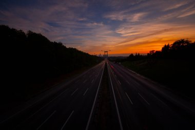 15 Temmuz Şehitler Köprüsü (Türkçe: 15 Temmuz Sehitler Koprusu) İstanbul 'daki İstanbul Boğazı, Türkiye' nin panoramik manzaralı. İstanbul 'da trafik