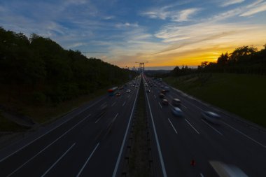 15 Temmuz Şehitler Köprüsü (Türkçe: 15 Temmuz Sehitler Koprusu) İstanbul 'daki İstanbul Boğazı, Türkiye' nin panoramik manzaralı. İstanbul 'da trafik
