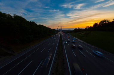 15 Temmuz Şehitler Köprüsü (Türkçe: 15 Temmuz Sehitler Koprusu) İstanbul 'daki İstanbul Boğazı, Türkiye' nin panoramik manzaralı. İstanbul 'da trafik