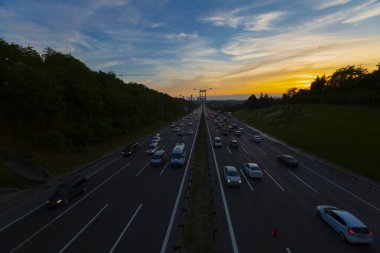 15 Temmuz Şehitler Köprüsü (Türkçe: 15 Temmuz Sehitler Koprusu) İstanbul 'daki İstanbul Boğazı, Türkiye' nin panoramik manzaralı. İstanbul 'da trafik