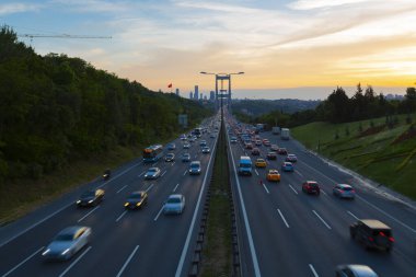 15 Temmuz Şehitler Köprüsü (Türkçe: 15 Temmuz Sehitler Koprusu) İstanbul 'daki İstanbul Boğazı, Türkiye' nin panoramik manzaralı. İstanbul 'da trafik