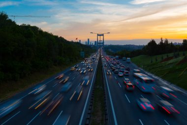 15 Temmuz Şehitler Köprüsü (Türkçe: 15 Temmuz Sehitler Koprusu) İstanbul 'daki İstanbul Boğazı, Türkiye' nin panoramik manzaralı. İstanbul 'da trafik
