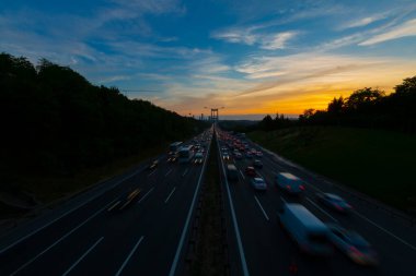 15 Temmuz Şehitler Köprüsü (Türkçe: 15 Temmuz Sehitler Koprusu) İstanbul 'daki İstanbul Boğazı, Türkiye' nin panoramik manzaralı. İstanbul 'da trafik
