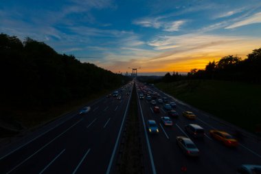 15 Temmuz Şehitler Köprüsü (Türkçe: 15 Temmuz Sehitler Koprusu) İstanbul 'daki İstanbul Boğazı, Türkiye' nin panoramik manzaralı. İstanbul 'da trafik