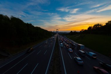 15 Temmuz Şehitler Köprüsü (Türkçe: 15 Temmuz Sehitler Koprusu) İstanbul 'daki İstanbul Boğazı, Türkiye' nin panoramik manzaralı. İstanbul 'da trafik
