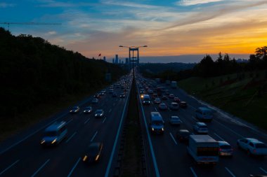 15 Temmuz Şehitler Köprüsü (Türkçe: 15 Temmuz Sehitler Koprusu) İstanbul 'daki İstanbul Boğazı, Türkiye' nin panoramik manzaralı. İstanbul 'da trafik