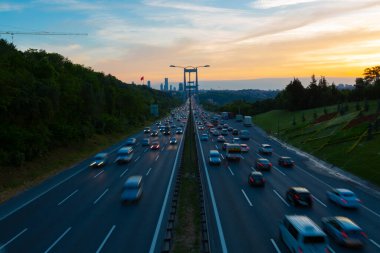 15 Temmuz Şehitler Köprüsü (Türkçe: 15 Temmuz Sehitler Koprusu) İstanbul 'daki İstanbul Boğazı, Türkiye' nin panoramik manzaralı. İstanbul 'da trafik