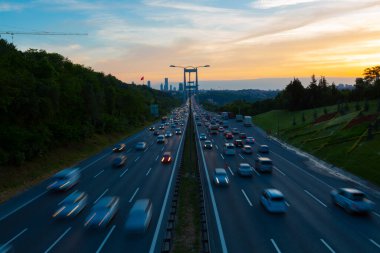 15 Temmuz Şehitler Köprüsü (Türkçe: 15 Temmuz Sehitler Koprusu) İstanbul 'daki İstanbul Boğazı, Türkiye' nin panoramik manzaralı. İstanbul 'da trafik