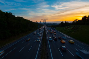15 Temmuz Şehitler Köprüsü (Türkçe: 15 Temmuz Sehitler Koprusu) İstanbul 'daki İstanbul Boğazı, Türkiye' nin panoramik manzaralı. İstanbul 'da trafik