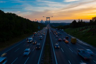 15 Temmuz Şehitler Köprüsü (Türkçe: 15 Temmuz Sehitler Koprusu) İstanbul 'daki İstanbul Boğazı, Türkiye' nin panoramik manzaralı. İstanbul 'da trafik
