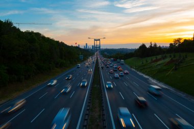 15 Temmuz Şehitler Köprüsü (Türkçe: 15 Temmuz Sehitler Koprusu) İstanbul 'daki İstanbul Boğazı, Türkiye' nin panoramik manzaralı. İstanbul 'da trafik