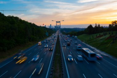 15 Temmuz Şehitler Köprüsü (Türkçe: 15 Temmuz Sehitler Koprusu) İstanbul 'daki İstanbul Boğazı, Türkiye' nin panoramik manzaralı. İstanbul 'da trafik