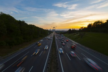 15 Temmuz Şehitler Köprüsü (Türkçe: 15 Temmuz Sehitler Koprusu) İstanbul 'daki İstanbul Boğazı, Türkiye' nin panoramik manzaralı. İstanbul 'da trafik