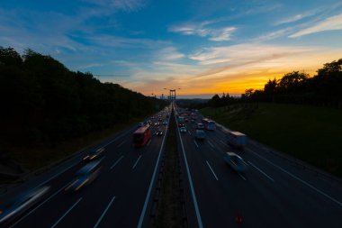 15 Temmuz Şehitler Köprüsü (Türkçe: 15 Temmuz Sehitler Koprusu) İstanbul 'daki İstanbul Boğazı, Türkiye' nin panoramik manzaralı. İstanbul 'da trafik