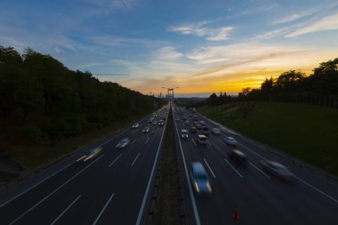 15 Temmuz Şehitler Köprüsü (Türkçe: 15 Temmuz Sehitler Koprusu) İstanbul 'daki İstanbul Boğazı, Türkiye' nin panoramik manzaralı. İstanbul 'da trafik